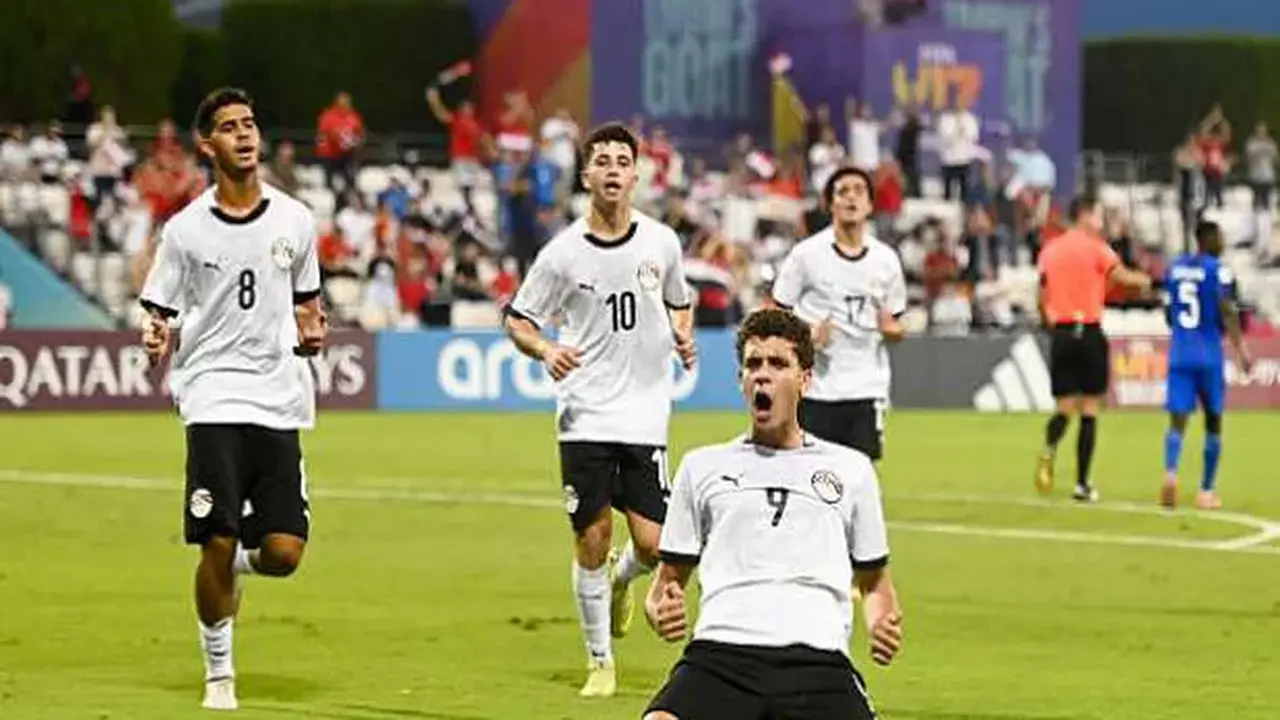 التعاقد مع نجم الأهلي يقترب: برشلونة يعزز صفوفه بلاعب جديد وفق تقرير إسباني